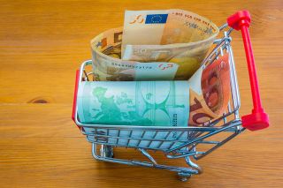 Foto: Geldscheine in Mini-Einkaufswagen