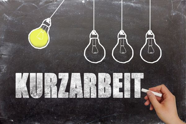 Foto: Tafel mit Aufschrift Kurzarbeit